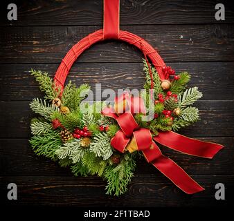 Weihnachtskranz auf dunklem Holzhintergrund Stockfoto