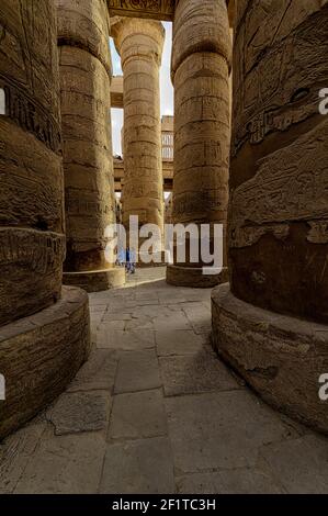 Massive Sandstein- und Lehmziegelsäulen in der Hypostyle-Halle Des Tempels von Amun-Re im Karnak-Tempelkomplex Stockfoto