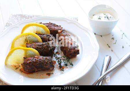 Traditionelles türkisches Dolma, sarma oder Dolmades. Dolmadakia oder gefüllte Trauben Blätter auf weißem Hintergrund. Traditionelle mediterrane Gerichte. Stockfoto