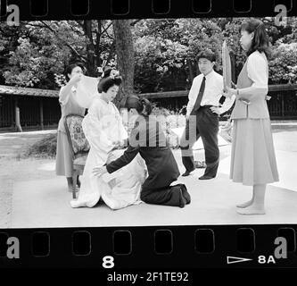 Shinto Hochzeitspaar Mann und Frau halten Spiegel bei der religiösen Zeremonie im japanischen Park in Tokio, Japan. Stockfoto