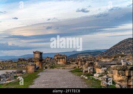 Alte Gräber in der Nekropole von Hierapolis nördlichen in Pamukkale, Türkei. UNESCO-Welterbe. Stockfoto