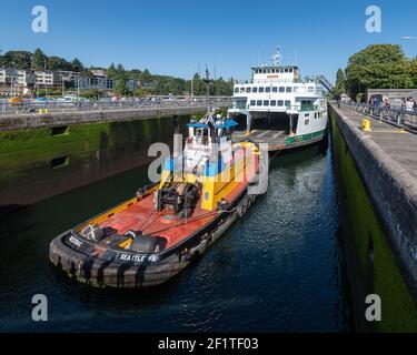 Washington State Ferry Elwha in der Ballard Schleusen in Seattle Mit dem Schlepper Westrac in Vorbereitung für die Wartung in Lake Union Stockfoto