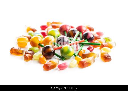 Verschiedene bunte Süßigkeiten. Lutscher, Gelee Bohnen und Gummibonbons isoliert auf weißem Hintergrund. Stockfoto