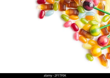 Verschiedene bunte Süßigkeiten. Lutscher, Gelee Bohnen und Gummibonbons isoliert auf weißem Hintergrund. Stockfoto