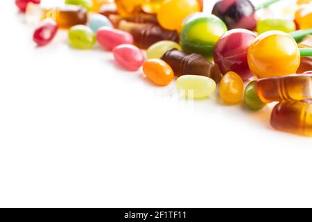 Verschiedene bunte Süßigkeiten. Lutscher, Gelee Bohnen und Gummibonbons isoliert auf weißem Hintergrund. Stockfoto