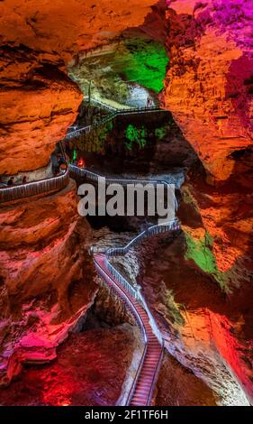 Menschen Sightseeing Innenraum der herrlichen Huanglong Yellow Dragon Cave Stockfoto