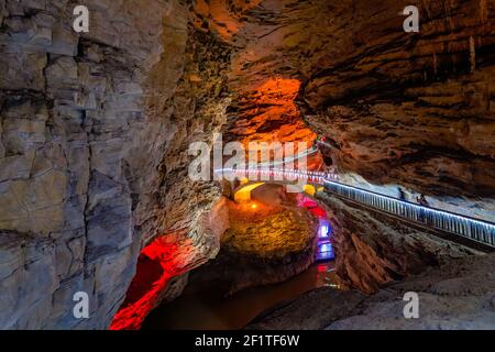 Menschen Sightseeing Innenraum der herrlichen Huanglong Yellow Dragon Cave Stockfoto