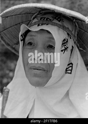 Weibliche Pilgerin in Koyasan. Frau mit Strohhut, Koyasan, Japan Stockfoto