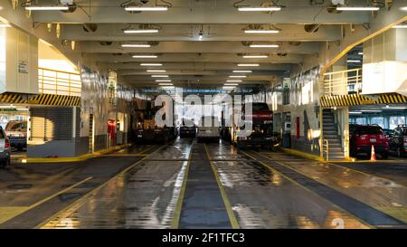 Blick auf das Autodeck der Washington State Ferry Spokane von Fahrzeugen Stockfoto