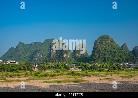 Karstgipfel am Ufer des Flusses Li in Yangshuo Stockfoto