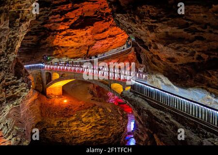 Menschen Sightseeing Innenraum der herrlichen Huanglong Yellow Dragon Cave Stockfoto