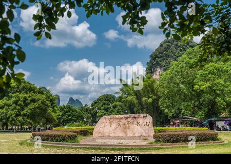 Große Gedenkstein Stein Marker in Yangshuo Stockfoto