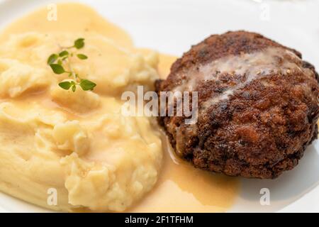 Fleischbällchen mit Kartoffelpüree und Sauce Stockfoto