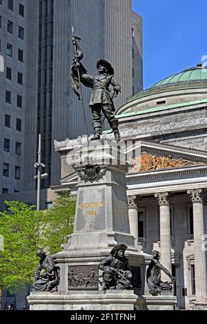 Paul Chomedey, Maisonneuve, Monument, Place d'Armes, Montreal, Quebec, Kanada, Paul Chomedey de Maisonneuve , ist der Gründer von Montreal. Kanada, Kanada, Provinz, Quebec. (Paul de Chomedey, 1612 - 1676 französischer Militäroffizier und Gründer von Fort Ville-Marie (heute Montreal). Denkmal des Bildhauers Louis-Philippe Hébert erbaut 1895. Stockfoto