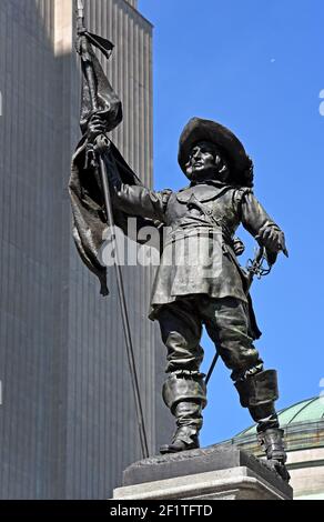 Paul Chomedey, Maisonneuve, Monument, Place d'Armes, Montreal, Quebec, Kanada, Paul Chomedey de Maisonneuve , ist der Gründer von Montreal. Kanada, Kanada, Provinz, Quebec. (Paul de Chomedey, 1612 - 1676 französischer Militäroffizier und Gründer von Fort Ville-Marie (heute Montreal). Denkmal des Bildhauers Louis-Philippe Hébert erbaut 1895. Stockfoto