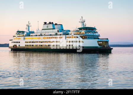 Washington State Ferry Tokitae überquert Puget Sound auf einer ruhigen Sommerabend Stockfoto