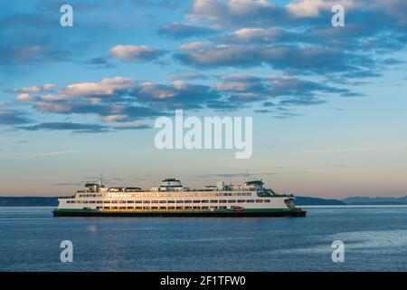 Washington State Ferry Spokane Ankunft in Edmonds auf einem klaren Und knackiger Winterabend unter geschwollenen Wolken Stockfoto