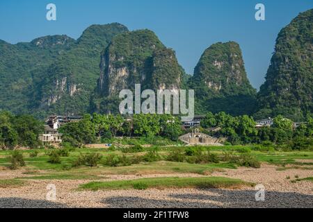 Karstgipfel am Ufer des Flusses Li in Yangshuo Stockfoto