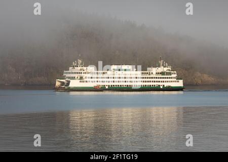 San Juan Islands, WA, USA - 18. Mai 2018; Washington State Ferry Yakima fährt an einem nebligen Morgen durch die San Juan Islands Stockfoto