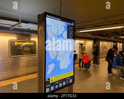 Jay Street/Borough Hall F & A Bahnhofsplattform, Brooklyn, New York. Stockfoto