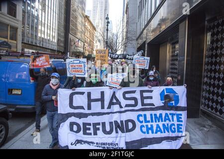 Demonstration und marsch in Midtown NYC marschieren vom Black Rock Hauptquartier zur Chase Bank, beide große Investoren in fossile Brennstoffe im Namen der Rettung des Planeten Erde. Organisiert von der inzwischen weltweiten Klimagerechtigkeitsbewegung Extinction Rebellion. Extinction Rebellion ist eine globale Umweltbewegung mit dem erklärten Ziel, gewaltfreien zivilen Ungehorsam zu nutzen, um staatliche Maßnahmen zu zwingen, um Kipppunkte im Klimasystem, den Verlust an Biodiversität und das Risiko eines sozialen und ökologischen Zusammenbruchs zu vermeiden. Stockfoto