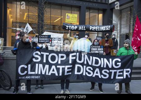 Demonstration und marsch in Midtown NYC marschieren vom Black Rock Hauptquartier zur Chase Bank, beide große Investoren in fossile Brennstoffe im Namen der Rettung des Planeten Erde. Organisiert von der inzwischen weltweiten Klimagerechtigkeitsbewegung Extinction Rebellion. Extinction Rebellion ist eine globale Umweltbewegung mit dem erklärten Ziel, gewaltfreien zivilen Ungehorsam zu nutzen, um staatliche Maßnahmen zu zwingen, um Kipppunkte im Klimasystem, den Verlust an Biodiversität und das Risiko eines sozialen und ökologischen Zusammenbruchs zu vermeiden. Stockfoto