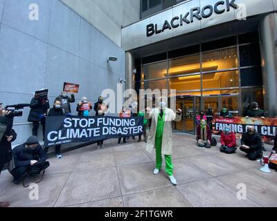 Demonstration und marsch in Midtown NYC marschieren vom Black Rock Hauptquartier zur Chase Bank, beide große Investoren in fossile Brennstoffe, im Namen der Rettung des Planeten Erde. Der Aktivist Rev. Billy hält eine kurze Predigt. Organisiert von der inzwischen weltweiten Klimagerechtigkeitsbewegung Extinction Rebellion. Extinction Rebellion ist eine globale Umweltbewegung mit dem erklärten Ziel, gewaltfreien zivilen Ungehorsam zu nutzen, um staatliche Maßnahmen zu zwingen, um Kipppunkte im Klimasystem, den Verlust an Biodiversität und das Risiko eines sozialen und ökologischen Zusammenbruchs zu vermeiden. Stockfoto