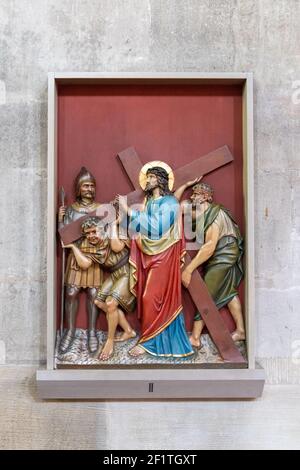 Ansicht eines biblischen Gemäldes im Kirchenschiff des St. Paul Münster in Esslingen Stockfoto