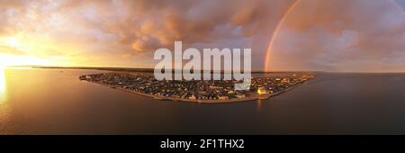 Sturm erzeugt Regenbogen über dem Nordwest-Arktischen Borough von Kotzebue Alaska Stockfoto