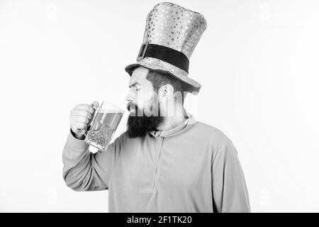 Bier trinken Teil der Feier. Irish Pub. Alkoholkonsum ist ein integraler Bestandteil von Saint patricks Day. Prost Konzept. Irischer Tradition. Mann brutal bärtiger Flusspferd trinken Pint Bier. Grüner Bierbecher. Stockfoto