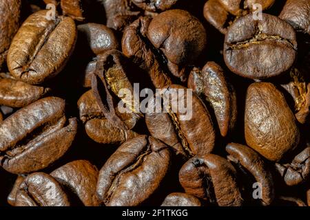 Nahaufnahme von Kaffeebohnen. Textur von Kaffeebohnen, braun gerösteten Kaffeebohnen. Kaffeebohnen Hintergrund von oben aufgenommen Stockfoto