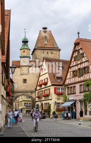 Ein Blick auf einen der vielen Stadttore Wache Türme in der mittelalterlichen bayerischen Stadt Rothenburg ob der Stockfoto