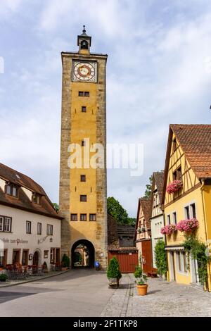 Ein Blick auf einen der vielen Stadttore Wache Türme in der mittelalterlichen bayerischen Stadt Rothenburg ob der Stockfoto