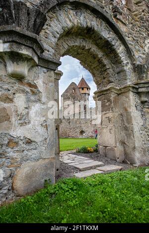 Ehemalige Zisterzienserkloster Ensemble Ruinen von einem Bogen gesehen. Carta, Sibiu, Rumänien Stockfoto