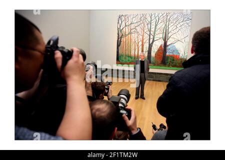 Der britische Künstler David Hockney posiert für Fotografien neben einem Ausschnitt seines Gemäldes 'Bigger Trees near Warter', in der Tate Britain in London. David Hockney hat das Kunstwerk der Tate Britainphotograph von David Sandison The Independent 7/4/2008 geschenkt Stockfoto