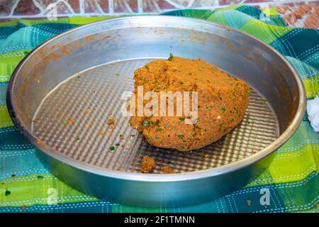 Stapel roher Fleischbällchen auf Tablett Stockfoto