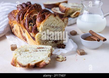 Babka oder Brioche Brot mit Zimt und braunem Zucker. Hausgemachtes Gebäck zum Frühstück. Selektiver Fokus. Stockfoto