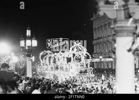 Carnaval, Havanna, Havanna (Kuba : Provinz), Havanna (Kuba), Kuba, 1964. Aus der Sammlung Deena Stryker Photographs. ()