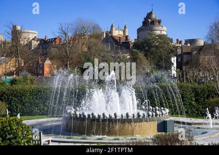 Der Diamond Jubilee Brunnen mit Windsor Castle im Hintergrund in der Stadt Windsor, Berkshire, England, Großbritannien Stockfoto