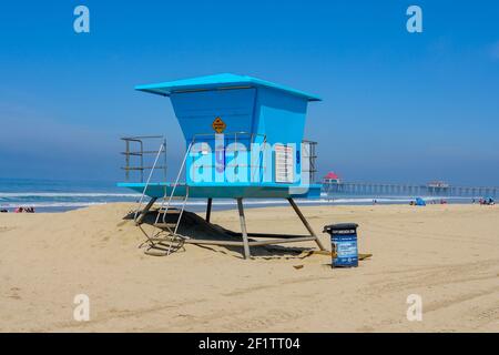 Rettungsschwimmer Turm am Huntington Beach an sonnigen Tagen. Stockfoto