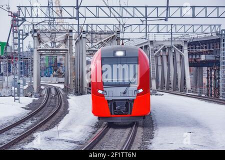 Der Hochgeschwindigkeitszug fährt am Wintertag durch die Brücke. MCC. Moskau. Russland. Stockfoto