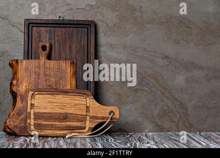 Schneidebrett auf hölzernen Küchentisch Stockfoto