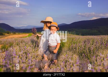 Zwei entzückende Kinder, Junge und Mädchen, stehen zusammen Stockfoto