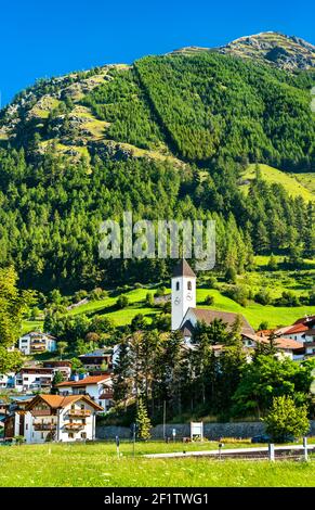 Kirche in Graun im Vinschgau oder Graun Vinschgau, eine Stadt am Reschensee in Südtirol, Italien Stockfoto
