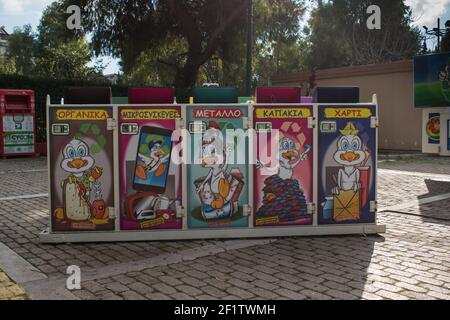 Peristeri Attiki, Griechenland-19. Dezember 2020 - Abfalleimer mit verschiedenen Arten von Müll.Papierkorb mit Cartoon-Design.verschiedene farbige Behälter für CO Stockfoto