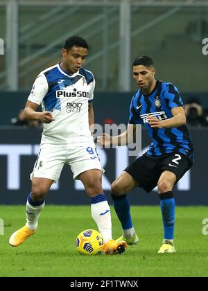 MAILAND, ITALIEN - 8. MÄRZ: Luis Muriel von Atalanta und Achraf Hakimi von Internazionale während der Serie EIN Spiel zwischen Internazionale und Atalanta BC an Stockfoto