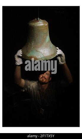 Die Ausstellung TITANIC: The Artifact Exhibition wird am 16. Mai 2003 im Science Museum eröffnet. Die Originalschiffe Bell - geläutet, als der Titanic-Aussichtspunkt Frederick Fleet Iceberg mit Tom Zoller Vice pres. Produktion Clear Channel Exhibitions.pic David Sandison 15/5/2003 Stockfoto