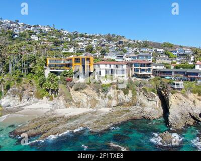 Luftaufnahme der Küstenstadt Laguna Beach wohlhabende Villen auf der Klippe, Kalifornien Stockfoto