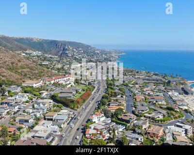Luftaufnahme der Hauptstraße Kreuzung Laguna Beach Küstenstadt mit Häusern auf den Hügeln, Califronia Stockfoto
