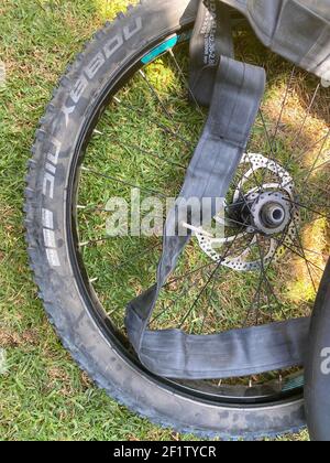 Reifenwechsel mit neuem Schlauch für Fahrrad Stockfoto